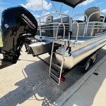 Sun Tracker Fishin Barge 20 DLX