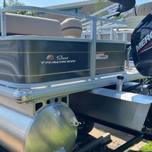 Sun Tracker Party Barge 18 DLX